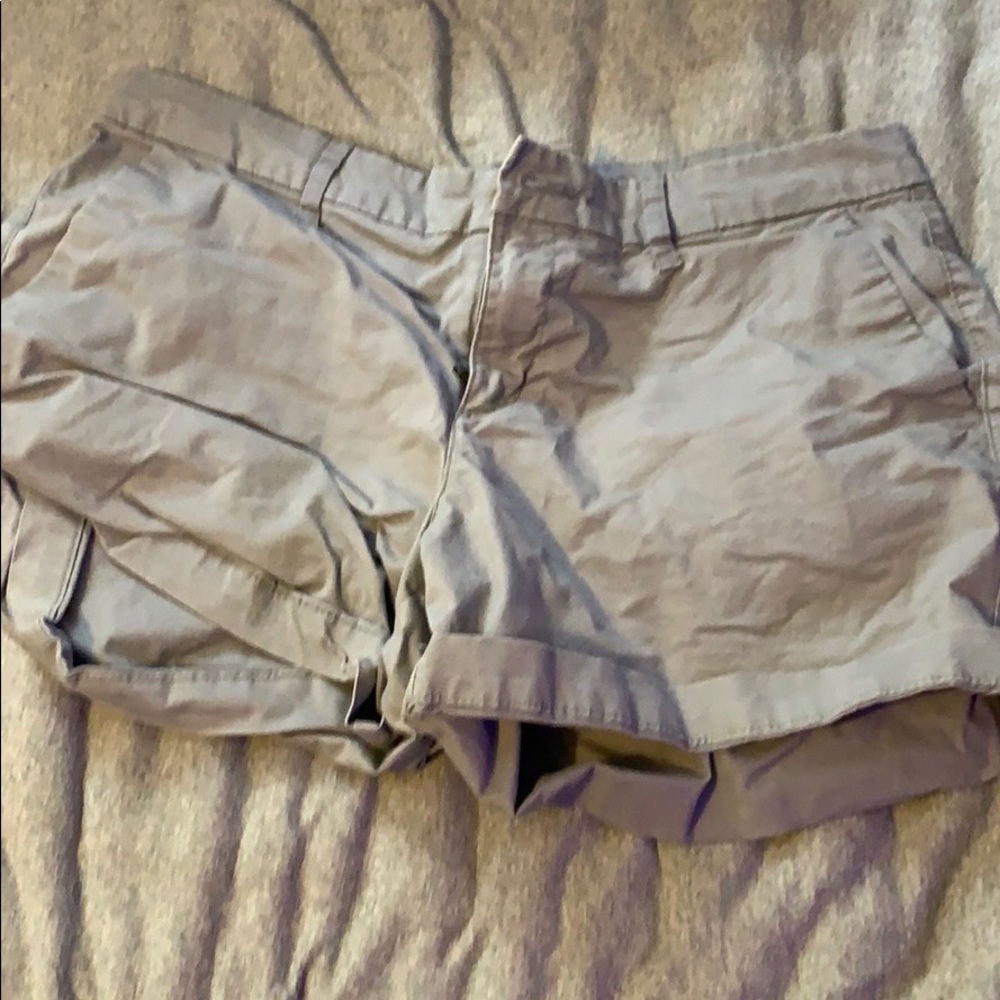 grey shorts